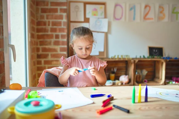 Όμορφη Ξανθιά Κοριτσάκι Ζωγραφίζει Χρωματιστά Μολύβια Στο Νηπιαγωγείο — Φωτογραφία Αρχείου