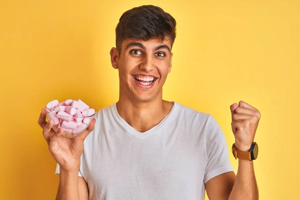 Jonge Indiaanse Man Houdt Kom Met Marshmallows Geïsoleerde Gele Achtergrond — Stockfoto