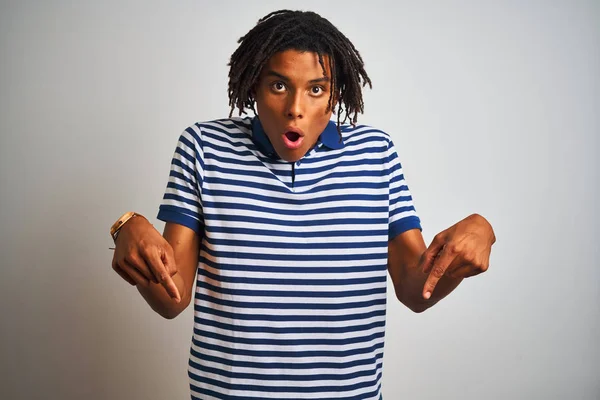 Afro Mann Mit Dreadlocks Gestreiftem Blauem Polo Steht Vor Isoliertem — Stockfoto