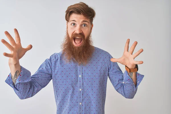 Jonge Roodharige Ierse Man Draagt Casual Shirt Staan Geïsoleerde Witte — Stockfoto