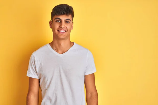 Hombre Indio Joven Con Camiseta Blanca Pie Sobre Fondo Amarillo —  Fotos de Stock