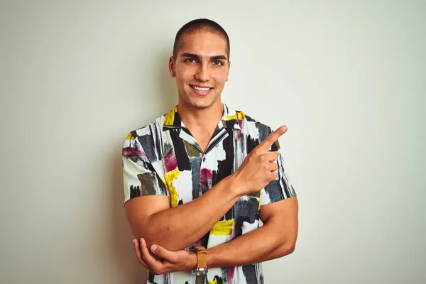 Mladý Pohledný Muž Letní Košili Přes Bílé Izolované Pozadí Velkým — Stock fotografie