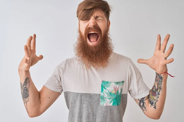 Jonge Roodharige Ierse Man Draagt Een Shirt Dat Een Geïsoleerde — Stockfoto