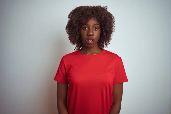 Mujer Afro Africana Joven Con Camiseta Roja Sobre Fondo Blanco —  Fotos de Stock