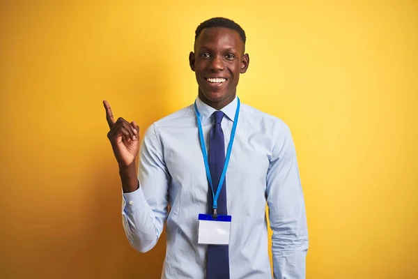 Afrikanisch Amerikanischer Geschäftsmann Mit Ausweis Auf Gelbem Hintergrund Mit Einem — Stockfoto