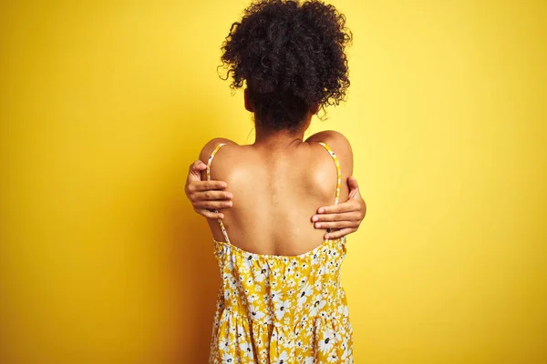 Africká Američanka Sobě Ležérní Květinové Šaty Stojící Nad Izolovaným Žlutým — Stock fotografie