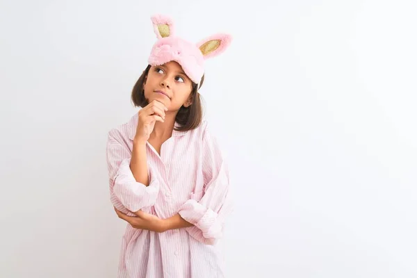 Hermosa Niña Con Máscara Sueño Pijama Pie Sobre Fondo Blanco — Foto de Stock