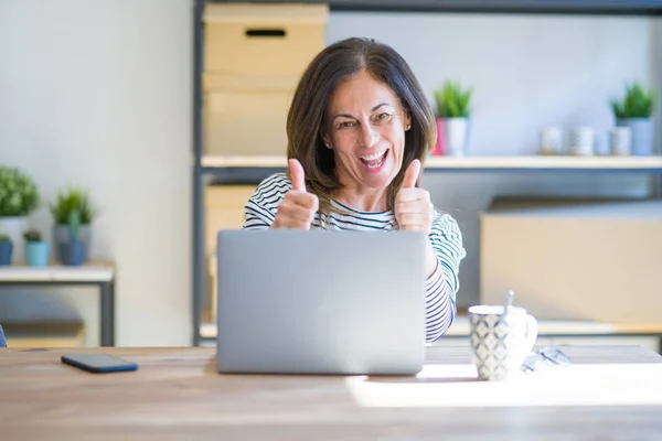 Mujer Mayor Mediana Edad Sentada Mesa Casa Trabajando Usando Computadora — Foto de Stock