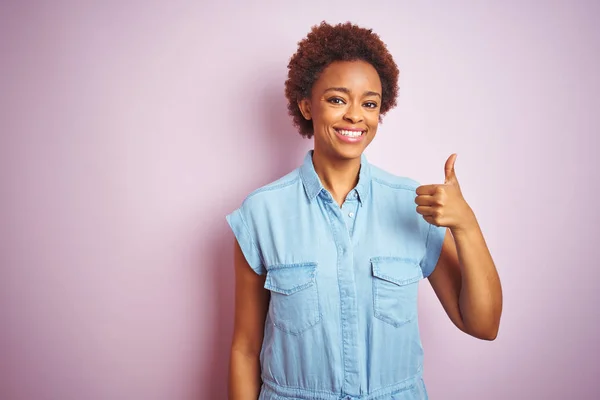 Jovem Mulher Americana Africana Bonita Com Cabelo Afro Sobre Fundo — Fotografia de Stock