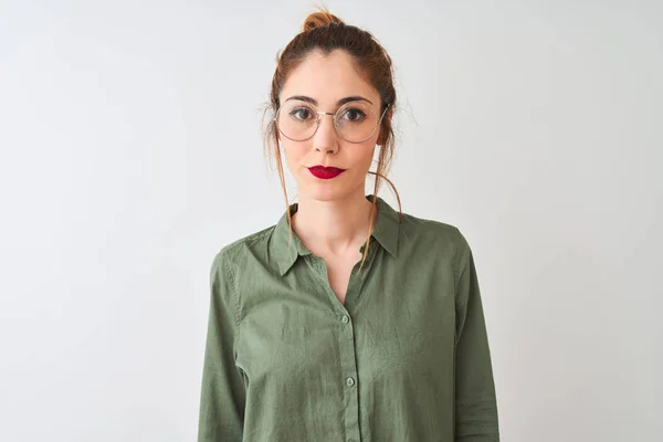 Mujer Pelirroja Con Camisa Verde Gafas Pie Sobre Fondo Blanco —  Fotos de Stock