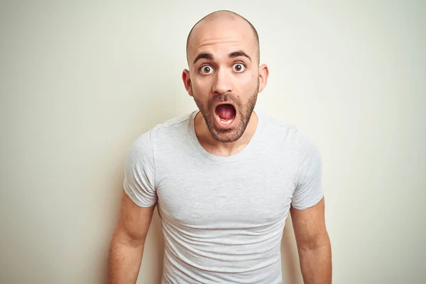 Junger Mann Mit Glatze Und Bart Trägt Legeres Weißes Shirt — Stockfoto