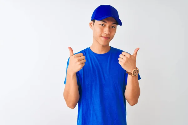 티셔츠를 모자를 중국인 딜버리맨 배경에서 긍정적 행동을 손으로 엄지손가락을 미소짓고 — 스톡 사진