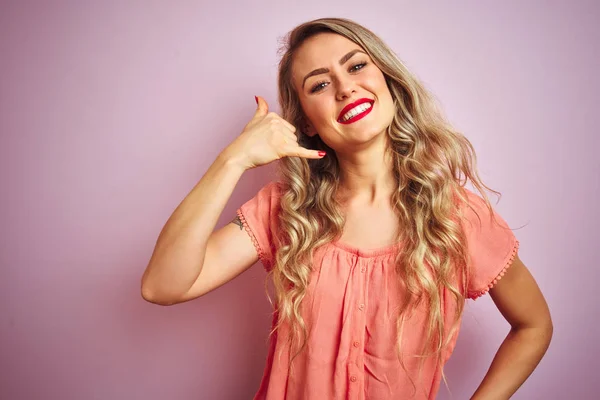 Jovem Mulher Bonita Vestindo Camiseta Sobre Fundo Isolado Rosa Sorrindo — Fotografia de Stock