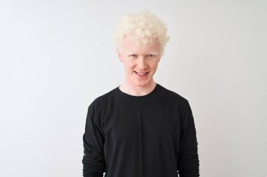 Siyah tişörtlü genç, albino bir adam izole edilmiş beyaz arka planda mutlu ve havalı bir gülümsemeyle dikiliyor. Şanslı kişi..