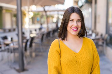 Neşeli sokakta güneşli bir günde, kasaba, casual güzel kız yürüyüş gülümseyen güzel genç kadın