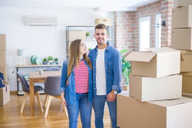 Yeni ev, çok mutlu ve neşeli yeni daire için hareketli aşk genç güzel çift