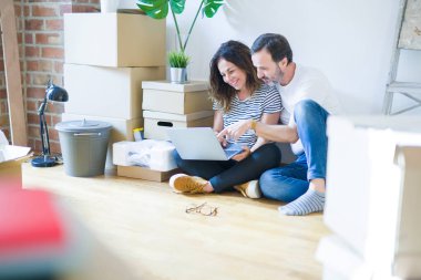 Orta yaş Senior romantik çift içinde aşk oturma üzerinde the Apartme