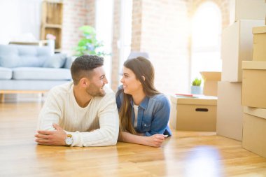 Yeni evin katında yatan genç güzel çift, yeni daireye taşınmak için çok mutlu aşk gülümsüyor