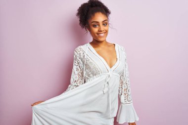 Afro saçlı, güzel, Afro Amerikalı bir kadın. 