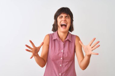 Kırmızı yaz gömleği giyen genç bir kadın, izole edilmiş beyaz arka planda durmuş, çılgın ve başarının kutlamalarını yapıyor. Kolları havada ve gözleri kapalı, heyecanlı bir şekilde bağırıyor. Kazanan konsept