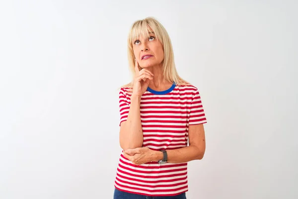 Frau Mittleren Alters Lässig Gestreiftem Shirt Vor Isoliertem Weißem Hintergrund — Stockfoto