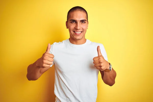 Homem Caucasiano Jovem Vestindo Casual Shirt Branca Sobre Amarelo Isolado — Fotografia de Stock