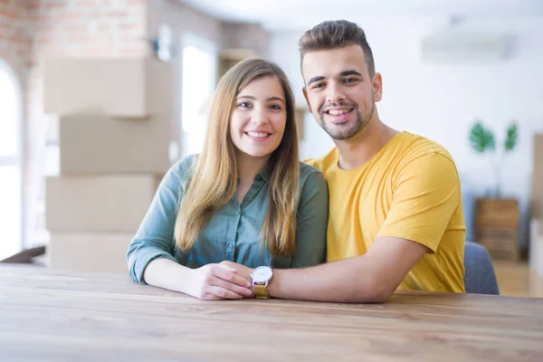 Junges Schönes Paar Das Hause Auf Dem Tisch Sitzt Und — Stockfoto