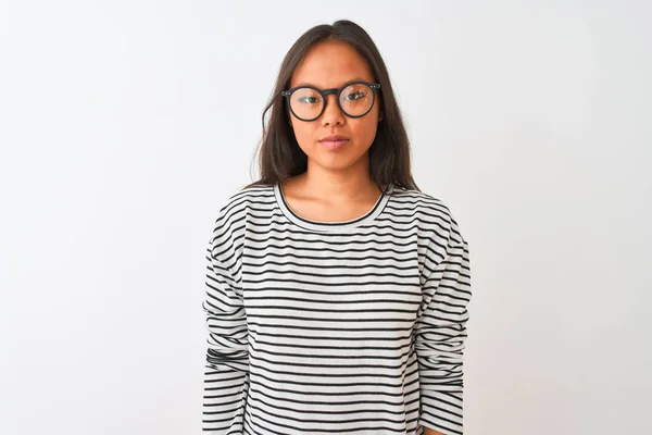 Ung Kinesisk Kvinna Bär Randig Shirt Och Glasögon Över Isolerad — Stockfoto