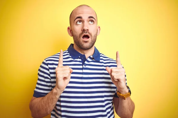 Jovem Careca Com Barba Vestindo Casual Listrado Azul Shirt Sobre — Fotografia de Stock