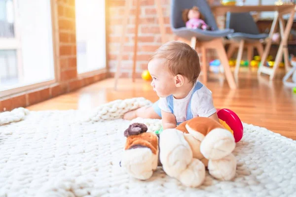 Linda Criança Sentada Cobertor Brincando Com Boneca Cachorro Jardim Infância — Fotografia de Stock