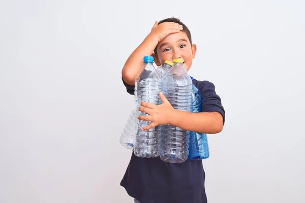 Hermoso Niño Reciclando Botellas Plástico Pie Sobre Fondo Blanco Aislado —  Fotos de Stock