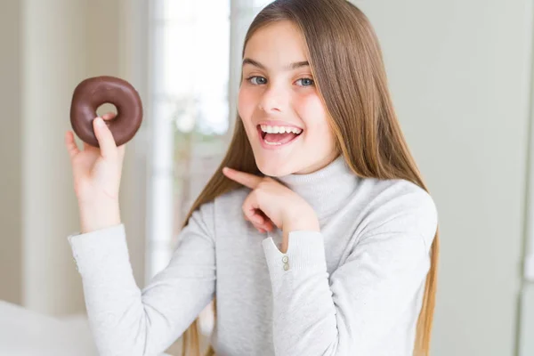 Hermosa Chica Joven Usando Comer Una Dona Chocolate Muy Feliz —  Fotos de Stock
