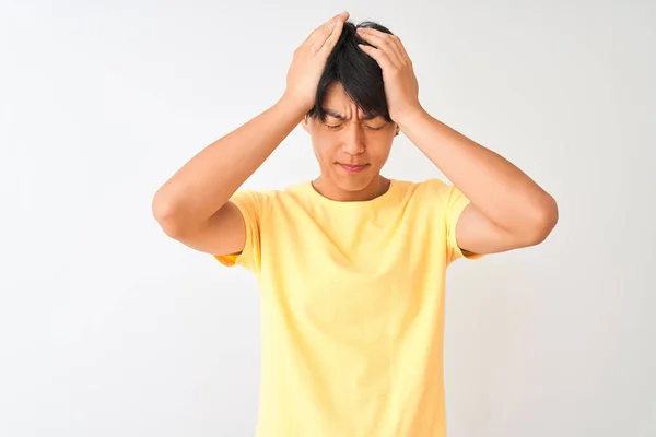 Hombre Chino Vistiendo Camiseta Casual Amarilla Pie Sobre Fondo Blanco — Foto de Stock