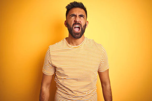 Mladý Indiánský Muž Který Nosil Tričko Nad Izolovaným Žlutým Pozadím — Stock fotografie