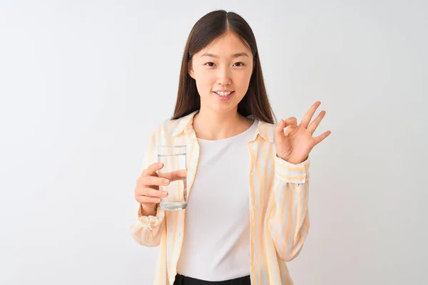 Νεαρή Κινέζα Γυναίκα Φορώντας Γυαλιά Πόσιμο Ποτήρι Νερό Πάνω Από — Φωτογραφία Αρχείου