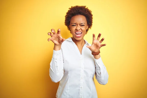 Africano Americano Mulher Negócios Sobre Isolado Fundo Amarelo Sorrindo Engraçado — Fotografia de Stock