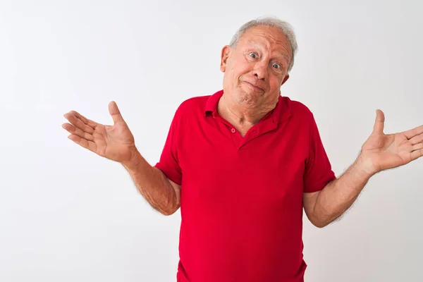 Senior Gråhårig Man Bär Röd Polo Stående Över Isolerad Vit — Stockfoto