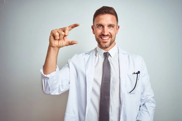 Homem Médico Bonito Jovem Vestindo Casaco Profressional Branco Sobre Fundo — Fotografia de Stock