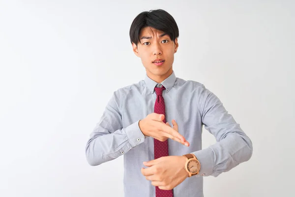 Kínai Üzletember Elegáns Nyakkendőt Visel Elszigetelt Fehér Háttér Felett Áll — Stock Fotó