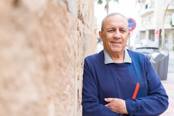 Bonito homem de meia idade sênior sorrindo alegre, feliz e possua — Fotografia de Stock