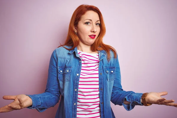 Schöne Rothaarige Frau Jeanshemd Und Gestreiftem Shirt Über Isoliertem Rosa — Stockfoto