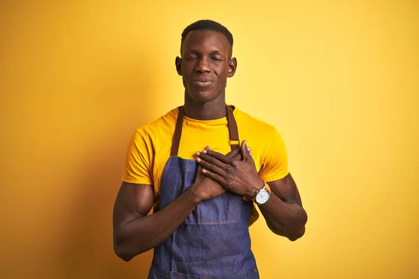 Camarero Afroamericano Vestido Delantal Pie Sobre Fondo Amarillo Aislado Sonriendo —  Fotos de Stock