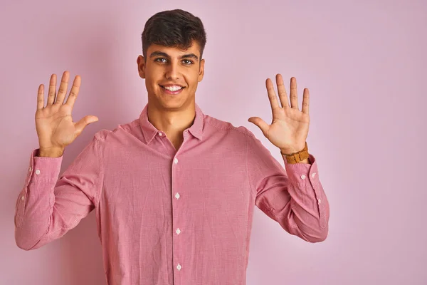 Jonge Indiaanse Man Draagt Elegante Shirt Staan Geïsoleerde Roze Achtergrond — Stockfoto