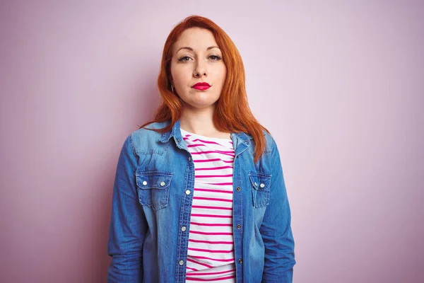 Mulher Ruiva Bonita Vestindo Camisa Jeans Camiseta Listrada Sobre Fundo — Fotografia de Stock