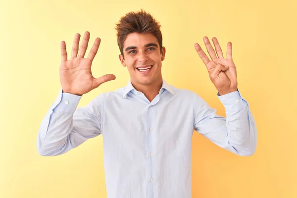 Joven Hombre Negocios Guapo Con Camisa Elegante Sobre Fondo Amarillo — Foto de Stock