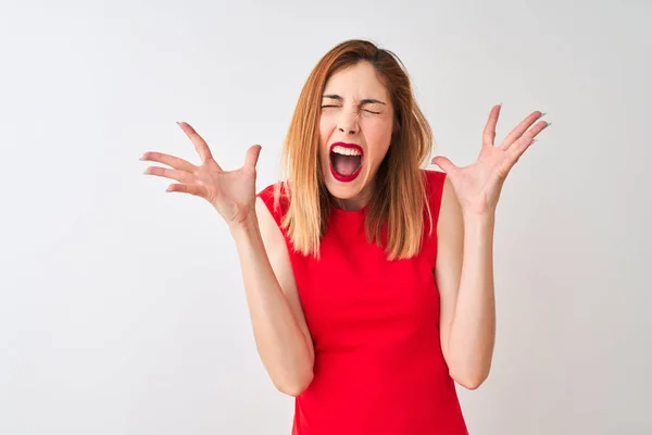 Roodharige Zakenvrouw Draagt Elegante Rode Jurk Staan Geïsoleerde Witte Achtergrond — Stockfoto