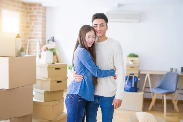 美丽的年轻亚洲夫妇看起来快乐和微笑兴奋地移动到一个新的家 — 图库照片