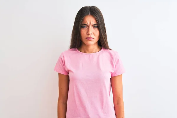 Mujer Hermosa Joven Con Camiseta Casual Rosa Pie Sobre Fondo — Foto de Stock