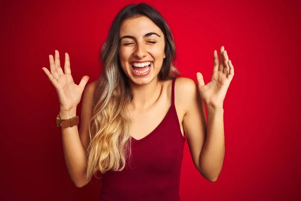 Joven Mujer Hermosa Con Una Camiseta Sobre Fondo Rojo Aislado —  Fotos de Stock