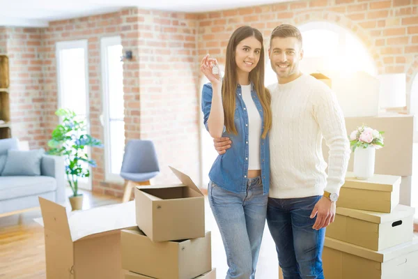 Jong Paar Verhuizen Naar Een Nieuw Huis Knuffelen Liefde Tonen — Stockfoto